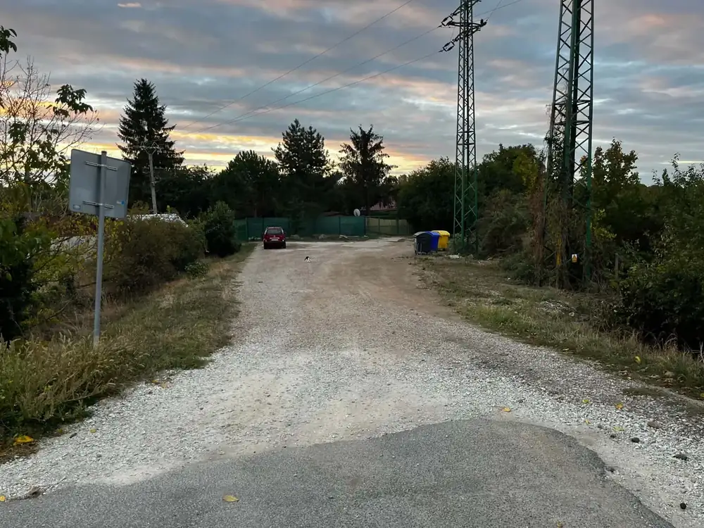 Štrkové parkovisko pred osadou
