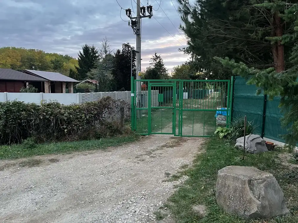 Zelená vstupná brána do osady