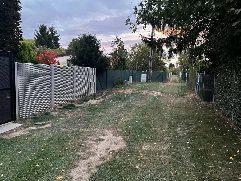 Prístupová cesta v osade k záhrade